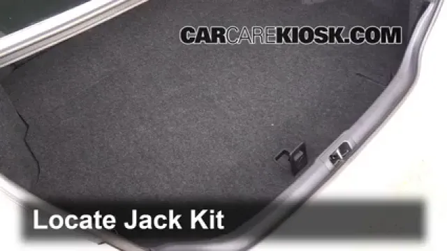 2015 Toyota Camry XLE 2.5L 4 Cyl. Monter sur cric Utiliser le cric pour lever la voiture